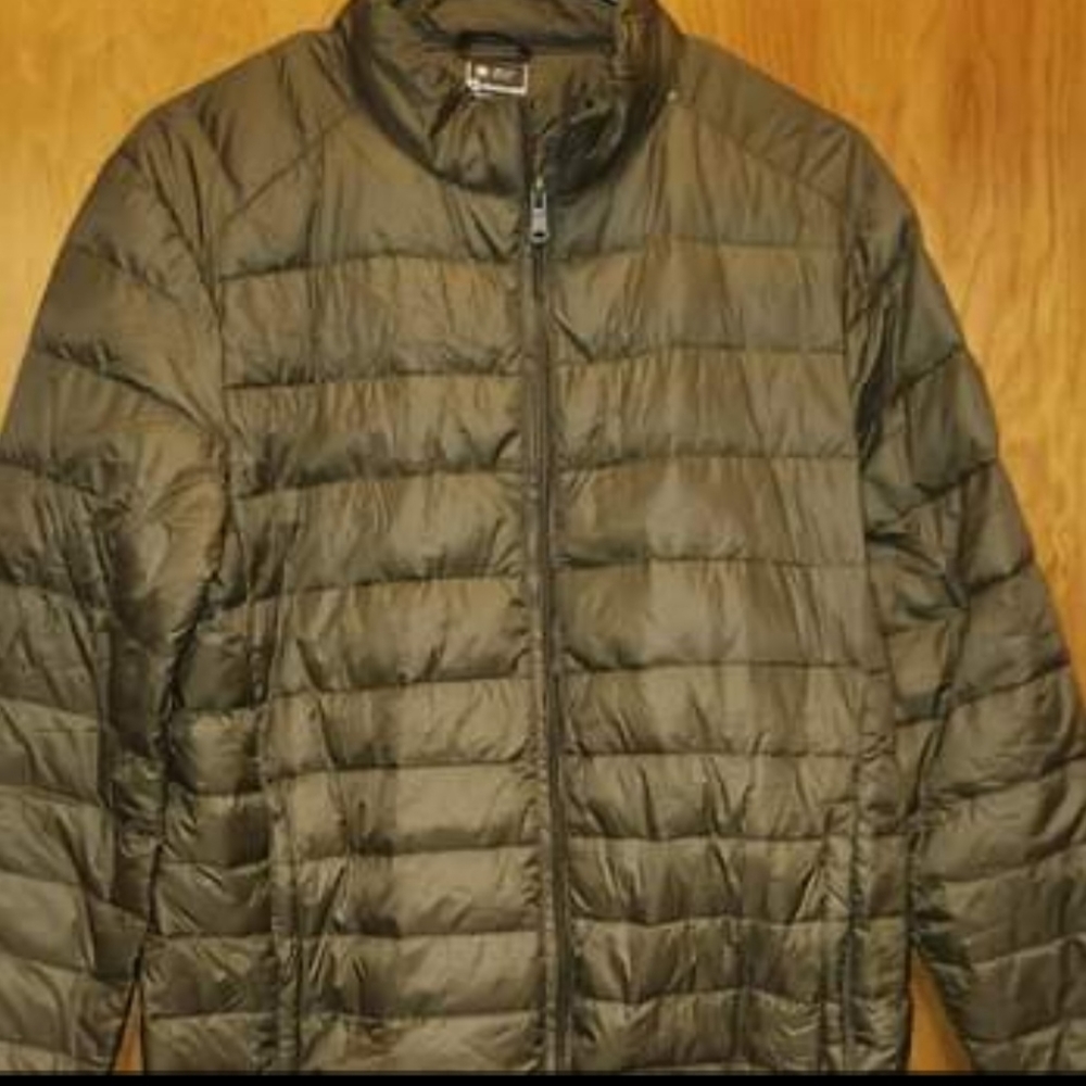 Packable puffer jacket